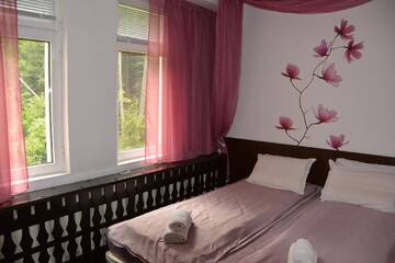 Фото номера Трехместный номер, вид на сад Дома для отпуска Villa Elena г. Боровец 3