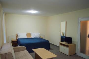 Фото номера Junior Suite (2 Adults + 2 Children) with Ski Shuttle Отель Hotel Borovets Edelweiss г. Боровец 2