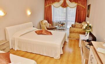 Фото номера Улучшенный номер (для 3 взрослых) Отель Hotel Moura г. Боровец 10
