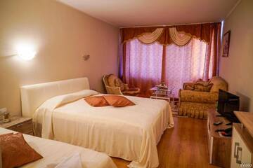 Фото номера Улучшенный номер (для 3 взрослых) Отель Hotel Moura г. Боровец 15