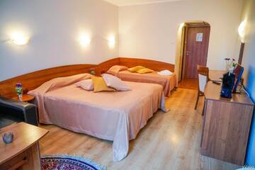 Фото номера Улучшенный номер (для 3 взрослых) Отель Hotel Moura г. Боровец 16